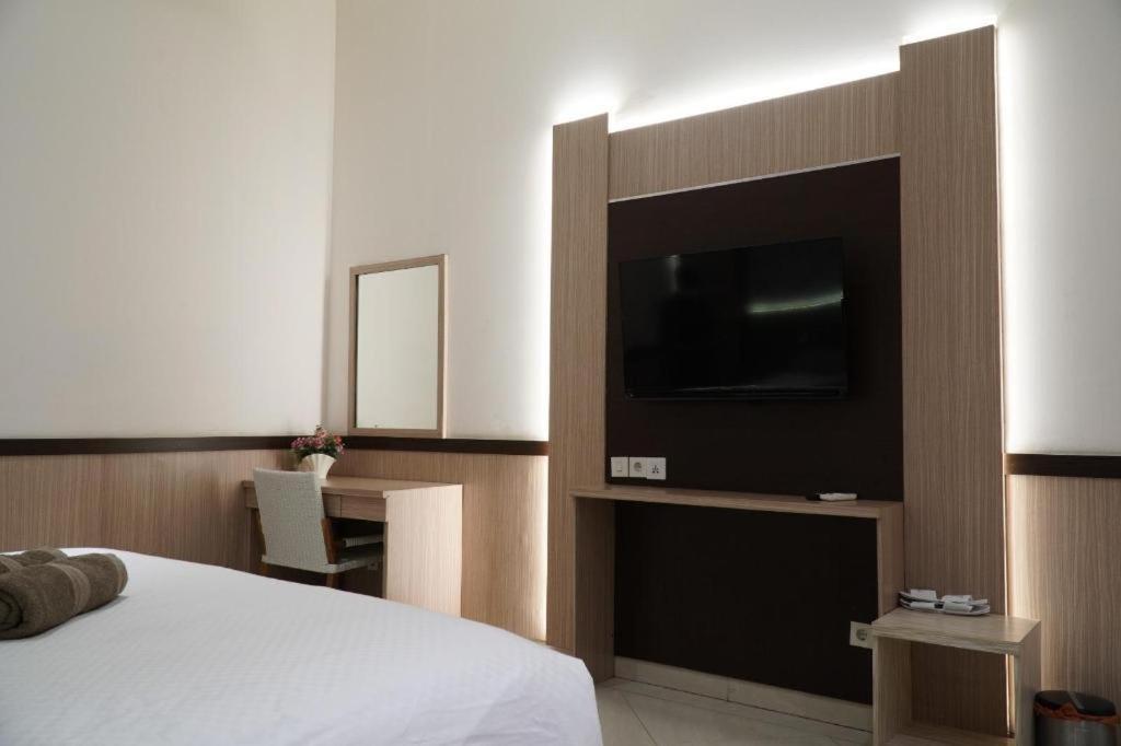 Paris Day Hotel Pamanukan Hilir Bagian luar foto